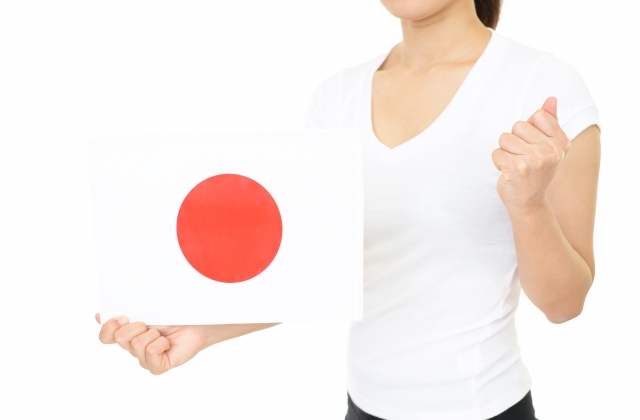日本の国旗を持つ女性